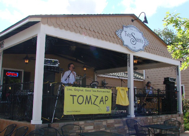 LEANDERCARSHOWplaying4 (105K)